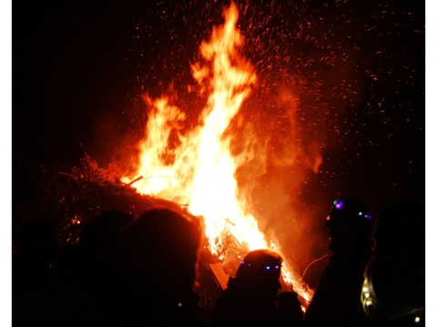 Imposantes Sankt Martinsfeuer loderte in Wlferlingen