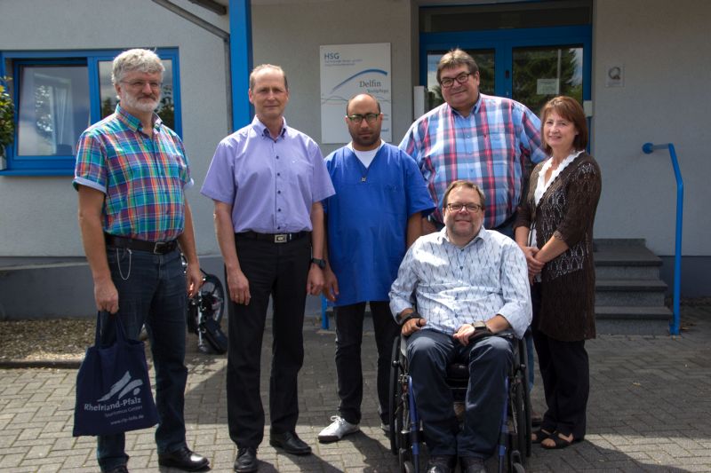 Freuen sich gemeinsam ber den wirtschaftlichen Erfolg der als Inklusionsfirma betriebenen Wscherei Delfin in Hachenburg (v.r.): Helena Schuck, Charly Rttig, Antonio Pecere (Mitarbeiter von Delfin) Erhard Hauptmann, Uli Schmidt. Vorne Matthias Rsch. Foto: privat