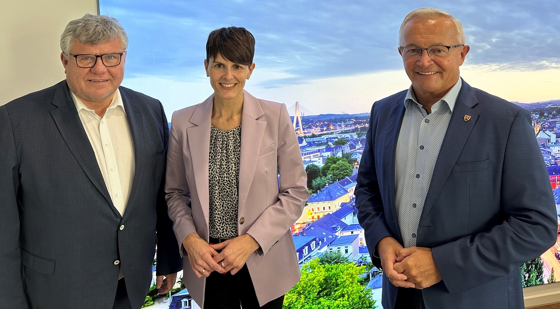 Landrat Achim Hallerbach und der 1. Kreisbeigeordnete Michael Mahlert hatten das Gesprch mit der neuen Vorsitzenden der Geschftsfhrung der Agentur fr Arbeit Neuwied, Stefanie Adam, bereits vor deren Dienstantritt am 1. Dezember gesucht. (Foto: Thomas Herschbach)