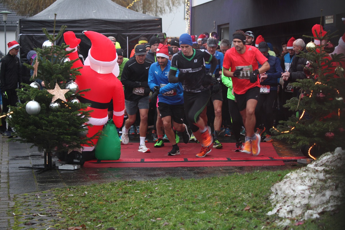 Die Teilnehmer beim Start des fnften Glhweinlaufs. (Foto: Veranstalter)