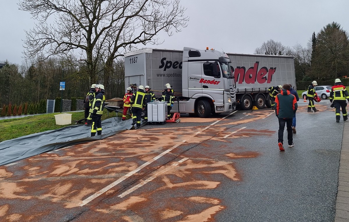 Verkehrsunfall in Friedewald: Sattelzug kommt beim Abbiegen ins Rutschen