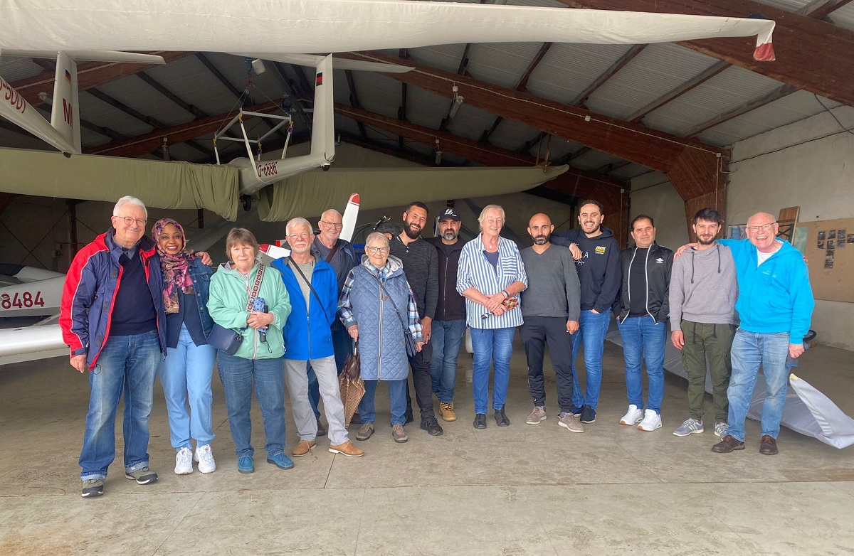 Rechts: Armin Brast, links Markus Schmidt, Mitte in gestreifter Bluse Anne Heukufer, zweite von rechts bersetzerin Ing. Eithar Awad sowie weitere Helfer, Untersttzer und die Flchtlinge. (Foto: SFC Betzdorf-Kirchen e.V.)