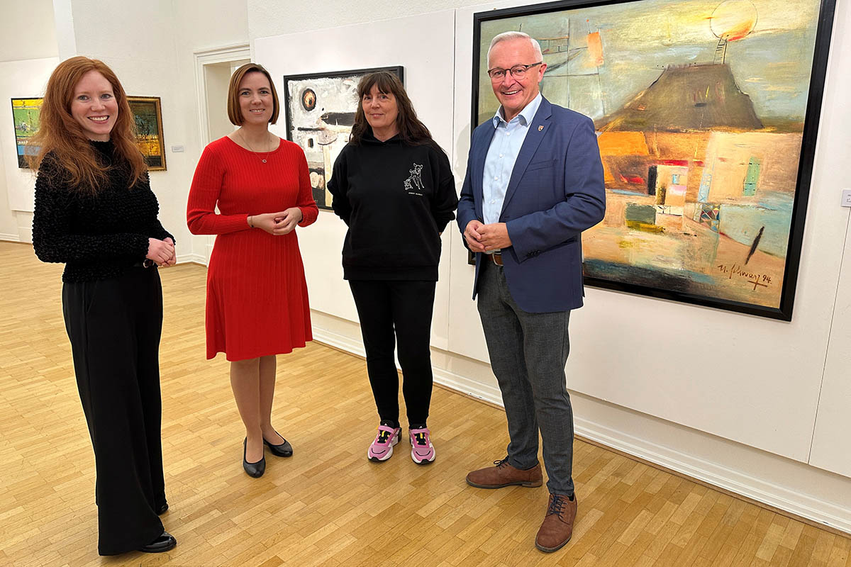 Landrat Achim Hallerbach und Museumsleiterin Jennifer Stein (2. von links) freuen sich gemeinsam mit Leihgeberin Heike Olbertz und der Knstlerin Scarlett Christmann (links) auf viele Besucherinnen und Besucher. Foto: Thomas Herschbach