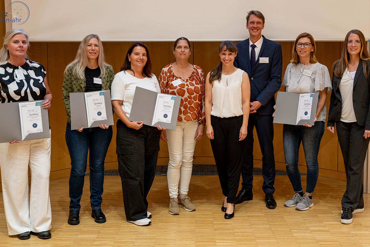 Vier von sechs Kliniken aus dem Landkreis Neuwied konnten eine Teilnahme an der feierlichen Zertifikatsbergabe in Bonn einrichten. Mit vor Ort war ebenfalls Frau Dr. Simone Meyer (rechts), Abteilungsleiterin des Gesundheitsamtes des Landkreises. Foto: Universittsklinikum Bonn/A. Winkler