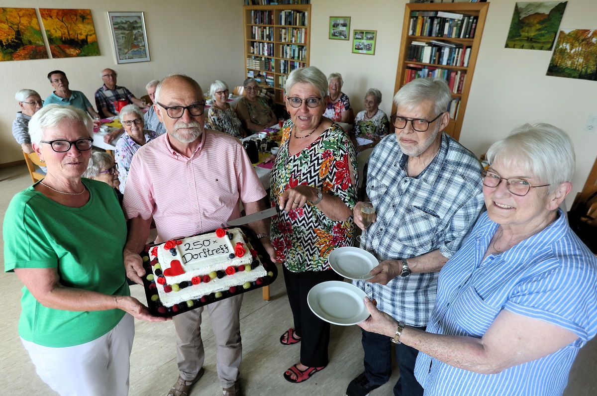 Von links: Den von der Rodenbacherin Laura Schmitz entworfenen "Geburtstagkuchen" in den Hnden: Renate Berg, Gerhard Hntze, Ingelore Hntze, Karl-Heinz und Karin Anhuser. (Foto: privat)