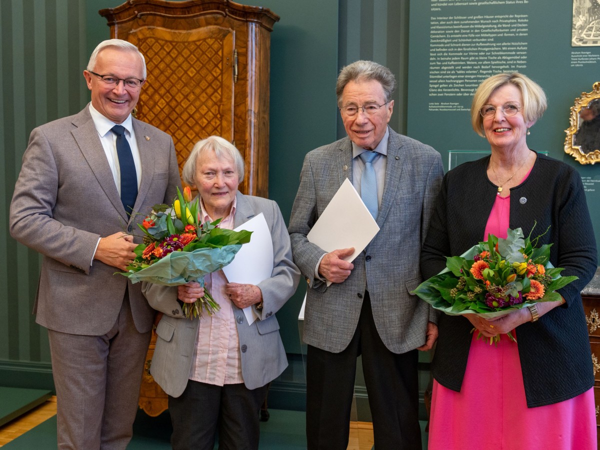 Mit der Ehrennadel des Landes Rheinland-Pfalz zeichnete Landrat Achim Hallerbach Sigrid Wesely, Sabine Wei sowie die Brder Herbert und posthum Walter Weingarten aus Robach/Wied aus. (Foto: Martin Boden/Kreisverwaltung Neuwied)