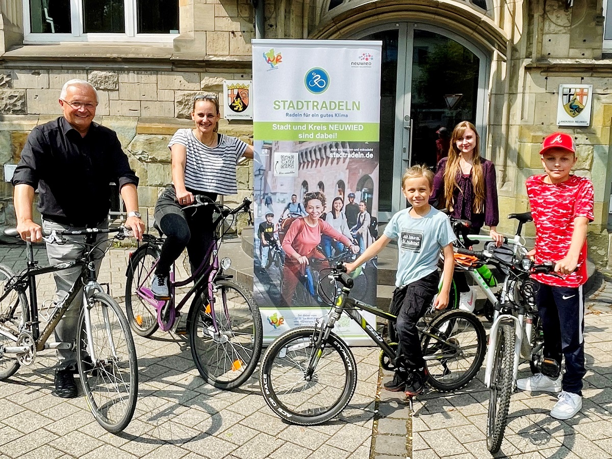 Landrat Achim Hallerbach, Klimaschutzmanagerin Janine Sieben und Klimawandelanpassungsmanagerin Angelina Zahn hoffen auch in der diesjhrigen Auflage des Wettbewerbs STADTRADELN auf eine mglichst rege Beteiligung aller Generationen. (Foto: Martin Boden/Kreisverwaltung Neuwied)