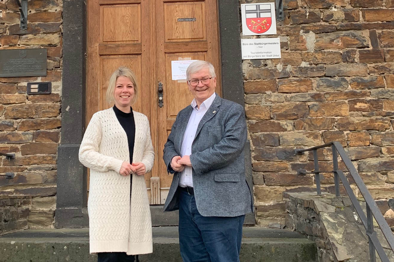 Vor dem Historischen Rathaus der Kulturstadt am Rhein empfing Stadtbrgermeister Gerhard Hausen die Landtagsaggeordnete Lana Horstmann bei ihrem Besuch in Unkel.
Foto: Kulturstadt Unkel / Thomas Herschbach