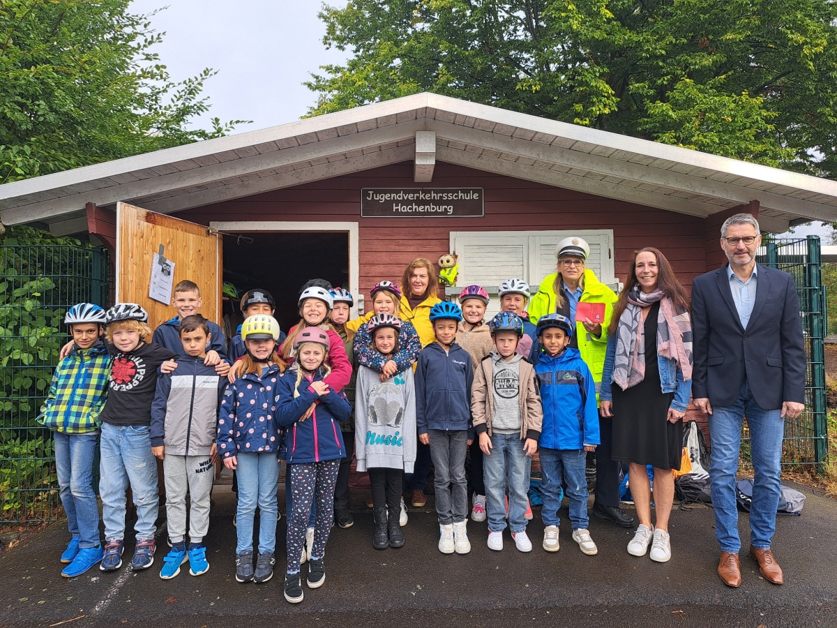 Kinder der Klassen 4 der Mosaik Grundschule Borod, Klassenlehrerin Eva Maria Jger (hinten Mitte.), Polizeihauptkommissarin Michaela Schulz, stellvertretende Schulleiterin Realschule plus Danica Michel, Peter Mohr Sparkasse Westerwald-Sieg (Foto: Sparkasse Westerwald-Sieg)