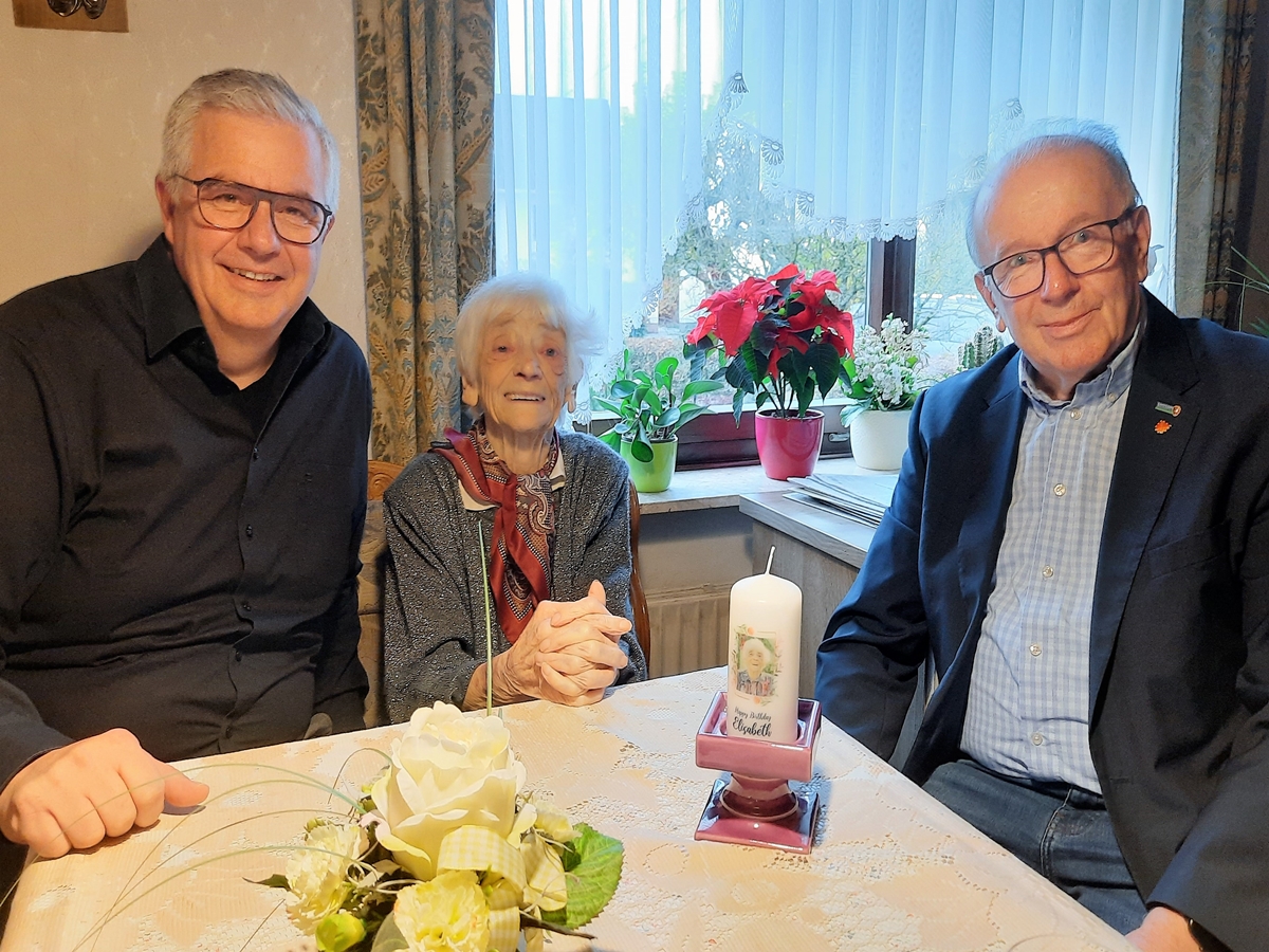 Der Pleckhauser Ortsbrgermeister Ludger Hesseler (links) und der Erste Beigeordnete der Verbandsgemeinde Altenkirchen-Flammersfeld Rolf Schmidt-Markoski gratulierte Elisabeth Schug zu ihrem 100. Wiegenfest.        
(Foto: Privat)