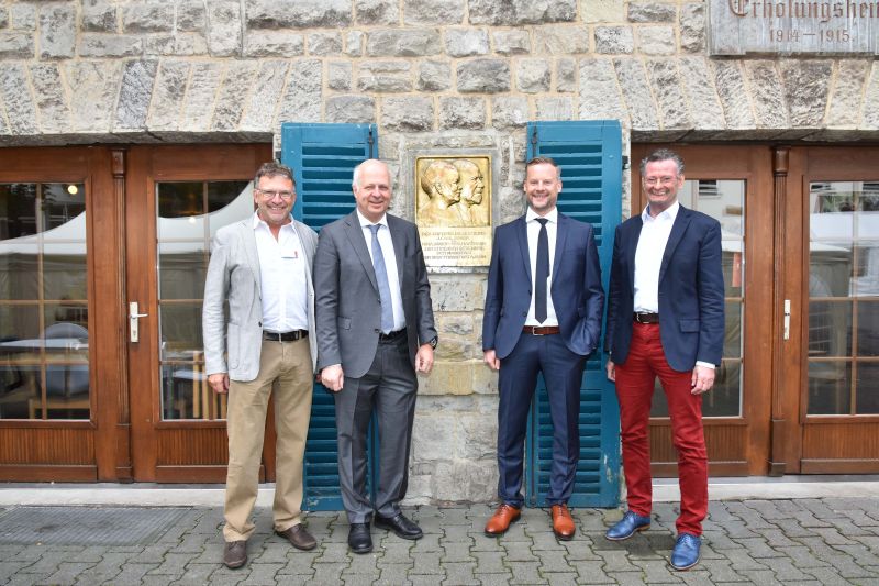 Vor dem Bildnis des Stifterehepaares Junior versammelten sich (v.l.n.r.) Klinikleiter Joachim J. Jsch, Christian Junior und sein Neff Dennis Thomas, sowie der Vorstand des Frankfurter Vereins, Peter Hovermann. Foto: Veranstalter