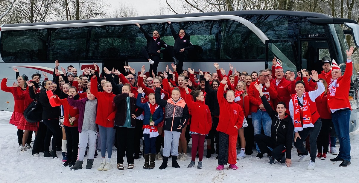 Zum Jahresprogramm der KG gehrt auch ein Ausflug. Das Foto erinnert an die Tour der groen Karnevalsfamilie nach Engers. Jetzt freuen sie sich auf die bevorstehende Session. (Foto: KG Willroth/Christian Patt)