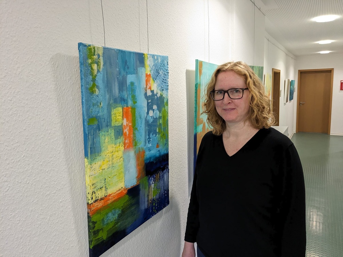 Stefanie Ascheid (hier auf dem Foto) Nina Desiree Puderbach stellen ihre Werke in den Rumen der Kreisvolkshochschule aus. (Foto: kvhs)