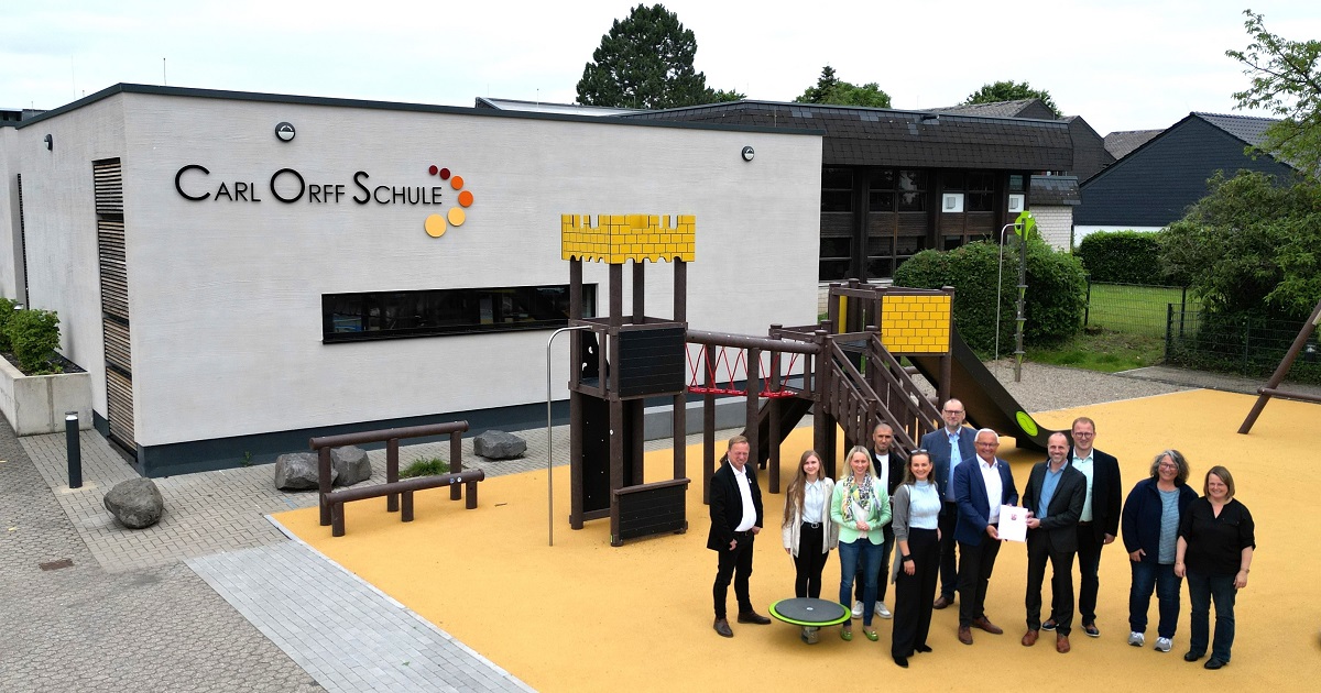 Der rheinland-pflzische Wissenschaftsminister Clemens Hoch ergnzte seinen Termin zur berbringung des KIPKI-Frderbescheids an Landrat Achim Hallerbach um einen Besuch an der Carl-Orff-Frderschule in Neuwied-Engers, wo eine der neun Frdermanahmen verwirklicht wird. (Foto: Cemal Bilge / Kreisverwaltung Neuwied)