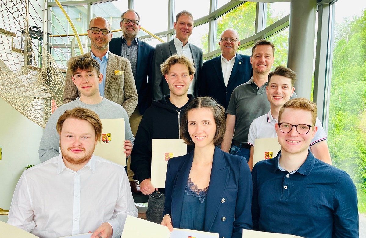 In den Rumen der Firma Bellersheim in Neitersen erhielten die Teilnehmenden der jngsten Zukunftswerkstatt der Uni Siegen ihre Abschlussurkunden. (Foto: Kreisverwaltung/Thorsten Stahl)