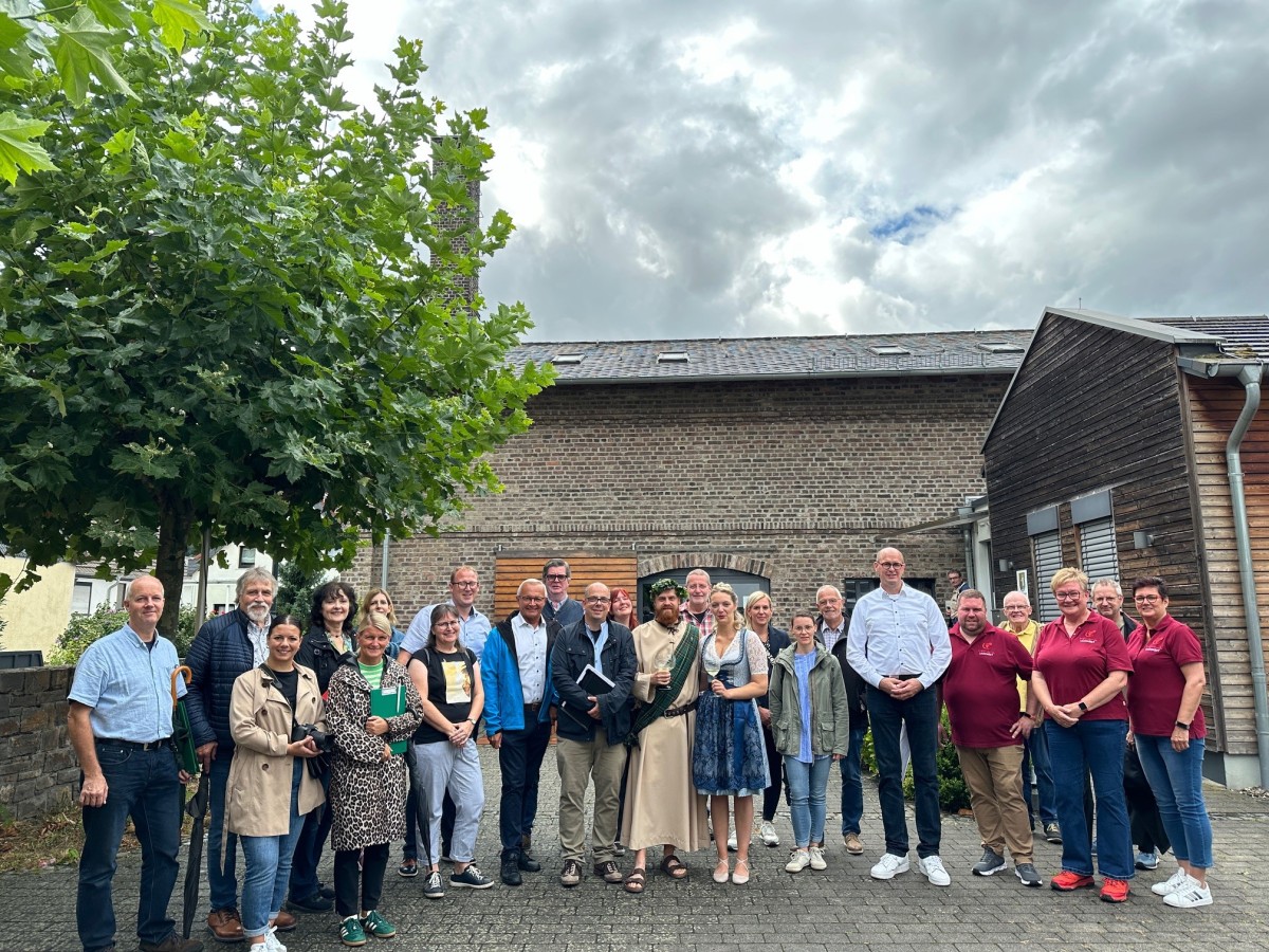 Zum Start der Begehungen im Wettbewerb "Unser Dorf hat Zukunft" hatte sich Landrat Hallerbach mit der Jury des Landkreises, dem 1. Kreisbeigeordneten Philipp Rasbach, Verbandsbrgermeister Jan Ermtraud, Ortsbrgermeister Markus Konitzer sowie Brgern im Weinort Leutesdorf getroffen. Da durften Weinknigin Lea Jeromin und Bacchus Florian Meickmann natrlich nicht fehlen. (Foto: Thomas Herschbach)