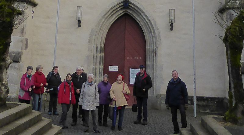 Bad Marienberger Wanderer vor der Abtei Marienstatt. Fotos: privat