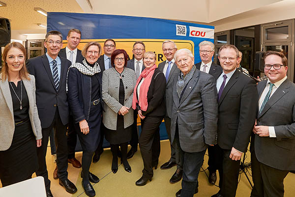 Vorstand und Gste beim Neujahrsempfang der CDU Neuwied: (v.l.n.r.) Ellen Demuth (MdL), Martin Hahn (Fraktionsvorsitzender), Dr. Stefan Vomweg (Stadtverbandsvorsitzender), Christa Garvert (Franziskus-Stiftung), Markus Blank (Stellv. Stadtverbandsvorsitzender), Erwin Rddel (MdB), Angelika Seifert (Pflegedienstleiterin), Achim Hallerbach (1. Kreisbeigeordneter), Heinz Schwarz (Staatsminister a.D.), Werner Wittlich (Kreisbeigeordneter), Jan Einig (Brgermeister), Pascal Badziong (Stadtverbandsgeschftsfhrer). Foto: Sascha Ditscher