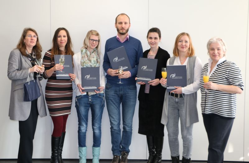 (von links nach rechts): Gabriele Heinrich (Bildungsmanagement | Bildungscontrolling         Katharina Kasper Akademie), Annika Quenter, Romina Paciotti, Henrik Fritsch, Regina Betcher, Nadja Frei, Martina Bretz (Kursleitung Staatlich anerkannte Weiterbildungen). Foto: 