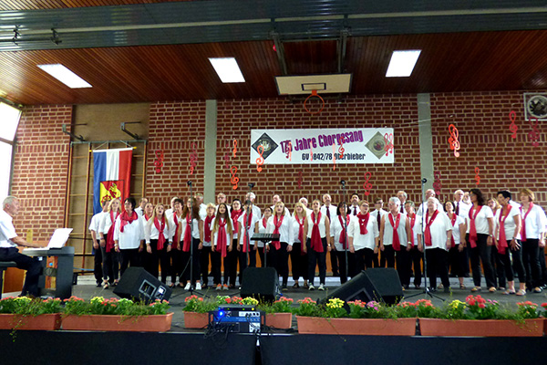 Der Jubilumschor in der Oberbieberer Turnhalle bei seinem Beitrag Barbara Ann. Foto: Hans Hartenfels