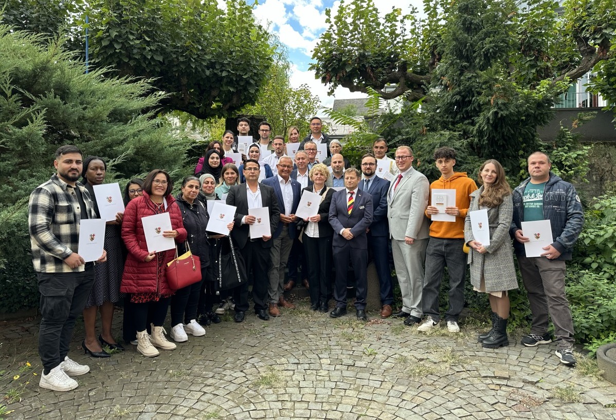 An 28 Frauen und Mnner aus zwlf Nationen verlieh Landrat Achim Hallerbach im Neuwieder Roentgenmuseum die deutsche Staatsbrgerschaft. (Foto: Thomas Herschbach)