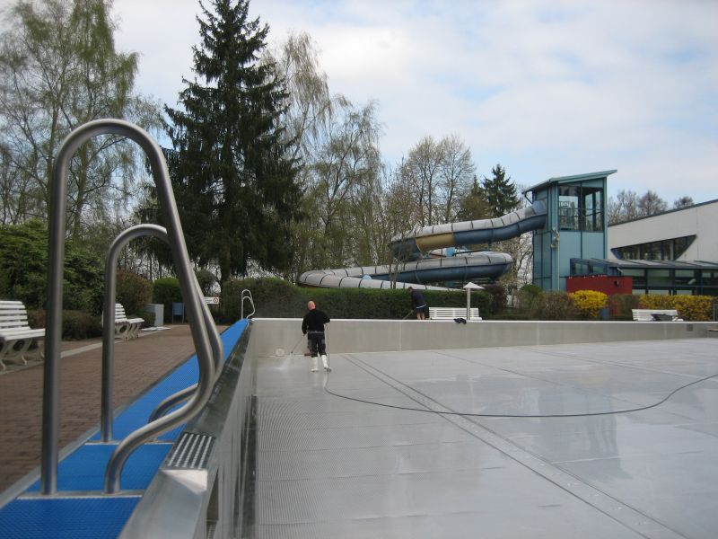 Im Mons-Tabor-Bad in Montabaur treffen die Schwimmmeister die letzten Vorbereitungen fr die Freibadsaison und schrubben die Spuren des Winters einfach weg. Foto: privat