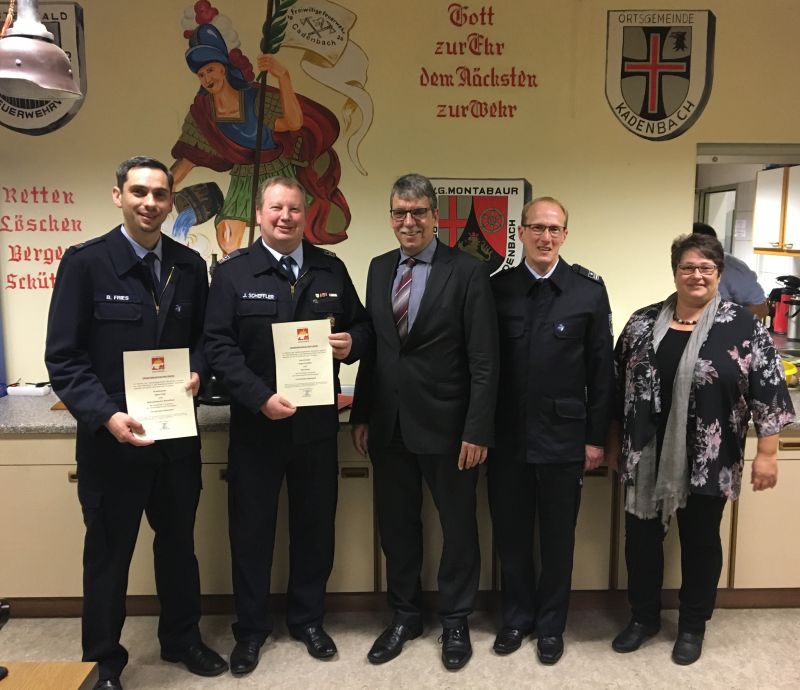 v.l. Bjrn Fries (stellvertrender Wehrfhrer), Jrgen Scheffler (Wehrfhrer), erster Beigeordneter Andree Stein, Patrick Weyand (stellvertrender Wehrleiter der VG Feuerwehr) und Ute Khchen (Ortsbrgermeisterin Kadenbach) Foto: Veranstalter