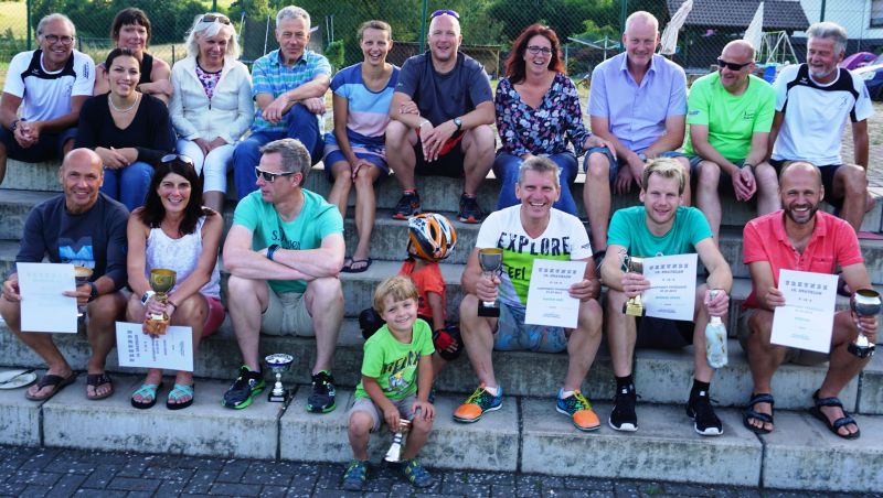 Lauftreff Puderbach untere Reihe von l.n.r.: Gerd Scholze (4.Pl.), Heike Blum (1. Pl.), Martin Blum (5. Pl.), Joachim Best (3. Pl.), Michael Hoben (1. Pl.) Sven Dau (2. Pl.). Fotos: Lauftreff Puderbach