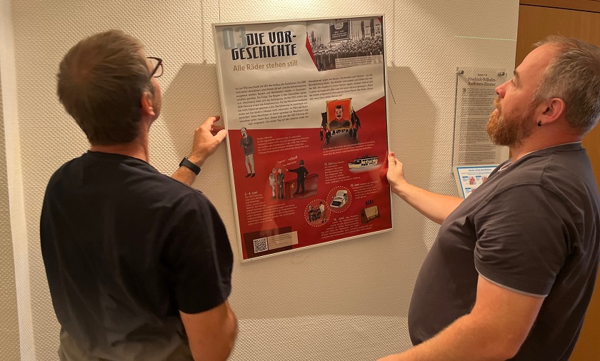 Eine kleine Ausstellung in der Kreisverwaltung Altenkirchen erinnert seit dieser Woche an den 17. Juni 1953. (Foto: Thorsten Stahl) 