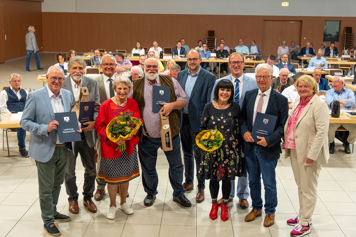 Sechs verdienten Kreistagsmitgliedern konnte Landrat Achim Hallerbach im Namen von Landkreis und Landkreistag gratulieren. (Fotos: Martin Boden / Kreisverwaltung Neuwied)