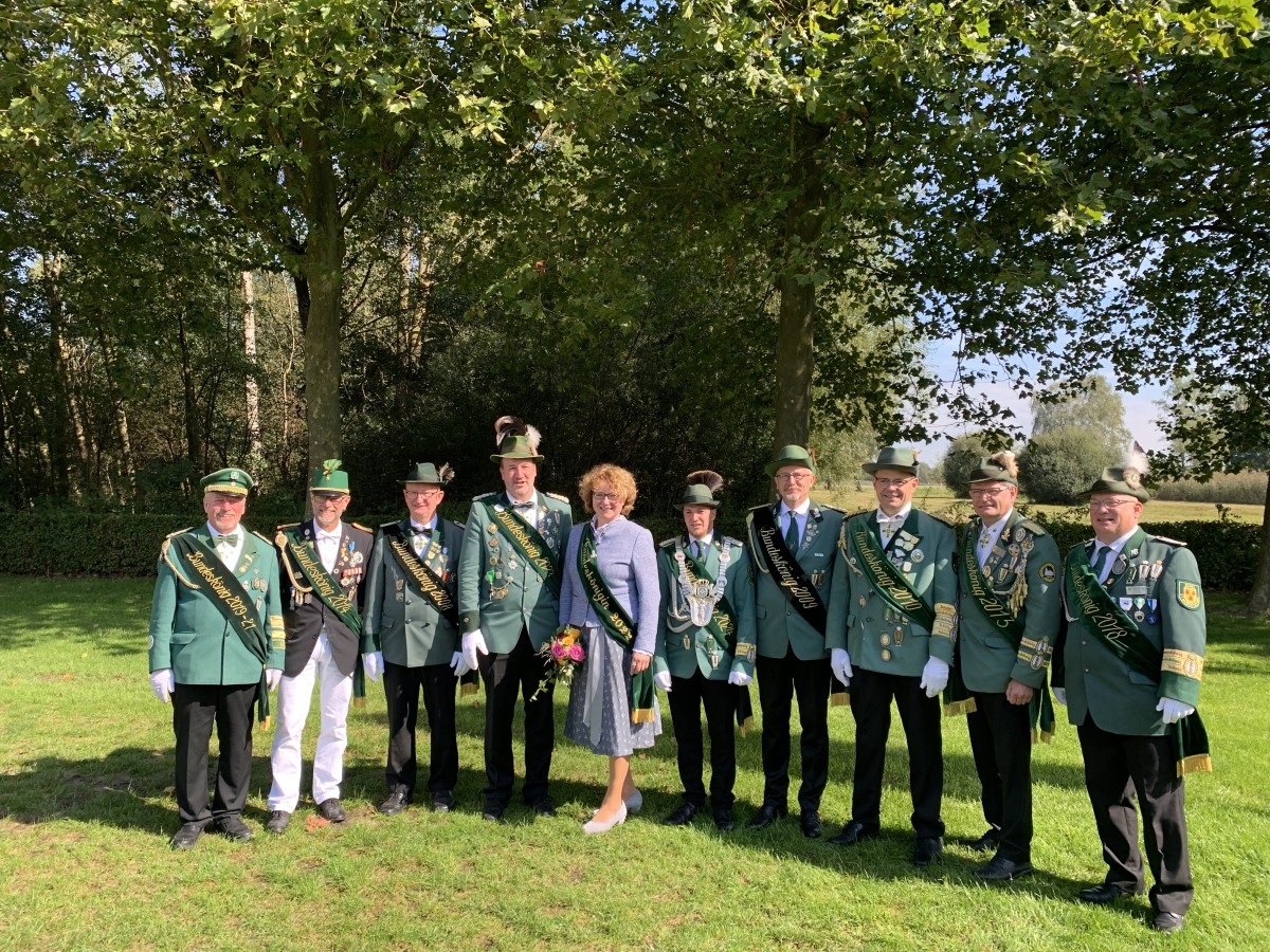 Gruppenbild mit Dame beim Bundesschtzenfest 2024: Beim Bundesschtzenfest in Rietberg konnte endlich das gemeinsame Foto mit ehemaligen Bundesknigen, der historischen 1. Bundesknigin Andrea Reiprich und der neuen Bundesmajestt Bjrn Karow auf die Beine gestellt werden. (Foto: Thomas Herschbach)