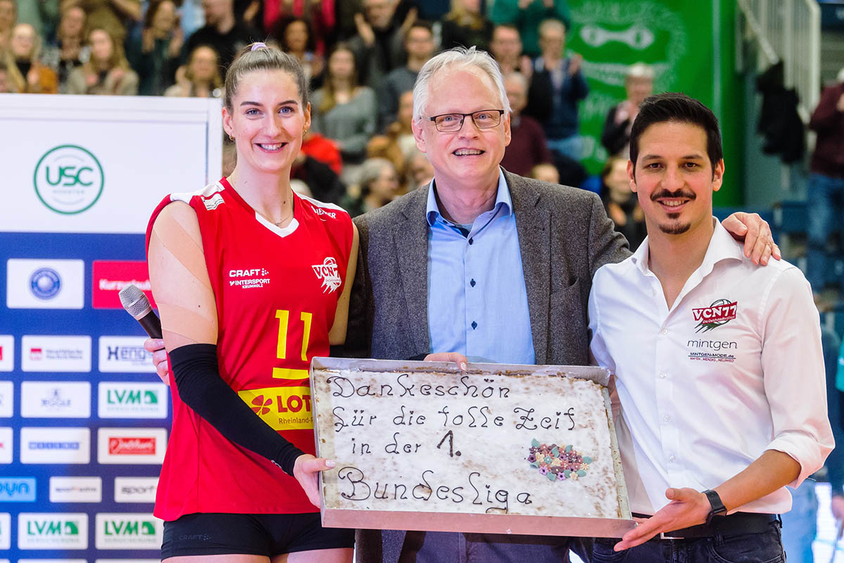 Der Prsident des USC Mnster, Jrgen Aigener, hier mit Laura Broekstra und Tigin Yağlıoğlu, fand lobende Worte fr das Engagement des VC Neuwied. Foto: Michael Mcke