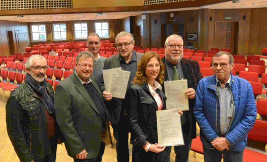 Im Saal des Brgerhauses berreichte Staatsministerin Sabine Btzing-Lichtenthler vier Frderbescheide ber insgesamt 805.500 Euro. (Foto: tt)