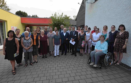 Dieter Burgard (Mitte, links) und Dieter Sonnentag (Mitte, rechts) stellten sich mitden Vertretern der gefrderten Projekte auf. Foto: (tt)