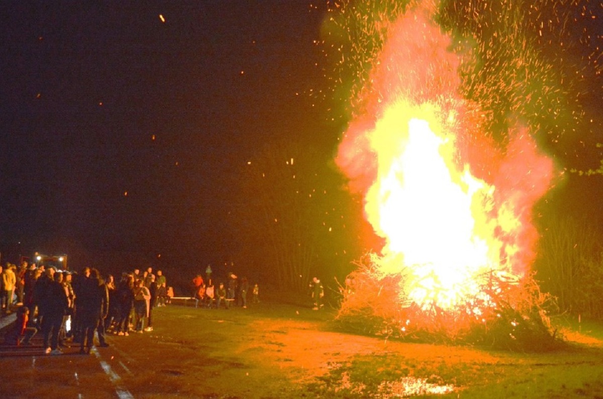 Riesiges Osterfeuer tauchte Rckeroth in gleiendes Licht