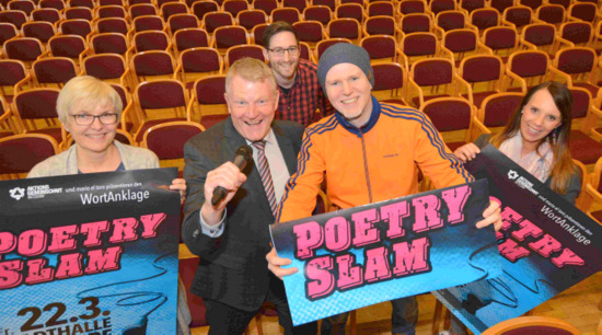 Den Poetry Slam WortAnklage stellten in der Stadthalle Betzdorf (von links) Betty Stern, Bernd Brato, Christoph Weller, mario el toro und Citymanagerin Janine Horczyk vor. (Foto: tt)