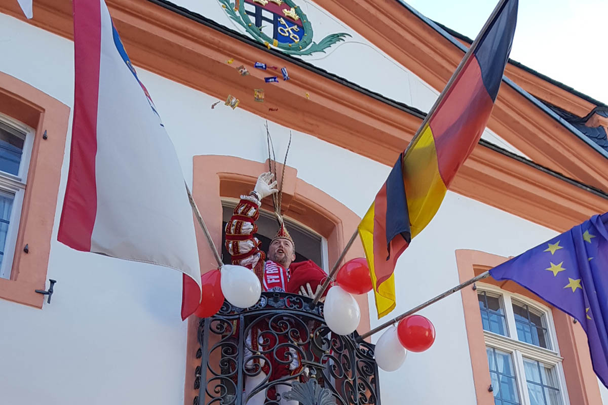 Nach erfolgreicher Erstrmung des Erpeler Rathauses lie es Prinz Andy I. aus dem Hause Peters aus vollen Hnden Kamelle regnen. Fotos: Daniela Simon