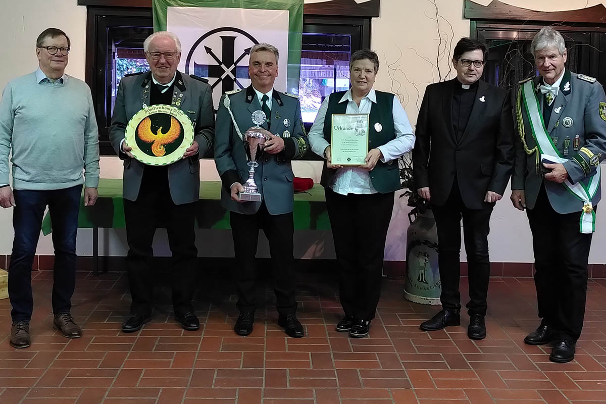 Ehrenbrudermeister Justus Reiprich, Prses Marco Hartmann (von rechts) sowie Brgermeister Martin Lerbs umrahmen Gabi Rockenfeller-Dietz, den 1. Brudermeister Thomas Over und Siegwald Grahlow. Fotos: St. Sebastianus Schtzenbruderschaft.