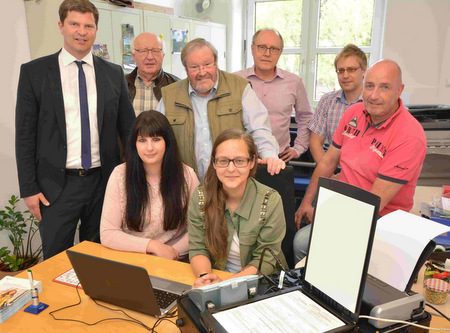 Den Servicetag stellte Kirchens Brgermeister Maik Khler (l.) vor. Vor den Verwaltungsmitarbeiterinnen Svenja Schmidt (l.) und Julia Wagner ist auch der Brgerkoffer zu sehen, der ber die erforderliche technische Ausstattung verfgt. Mit im Bild (v.r.): Bernd Schmidt, Marcus Feist, Matthias Otterbach, Horst Reimann und Josef Preuer. (Foto: tt)