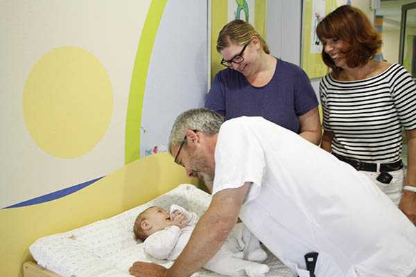 Chefarzt Dr. Michael Ehlen mit einer kleinen Patientin, deren Mutter und Zentrumsleiterin Gaby Welter (rechts). Foto: pr