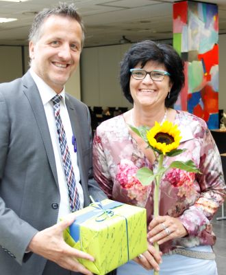 Nach einem feierlichen Dankgottesdienst und der anschlieenden Feier bedankte sich das Direktorium bei den Jubilaren mit einem kleinen Prsent. Im Bild Pflegedirektor Oliver Schmann mit Iris Greif, die seit zehn Jahren im Marienhaus Klinikum den Servicebereich leitet. Foto: privat