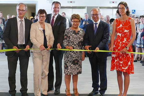 Der rztliche Direktor Prof. Christof Schenkel-Hger mit dem neuen Pflegedirektor Oliver Schmann, der kaufmnnische Direktorin Claudia Hoffmann, der Krankenhausoberin Therese Schneider, dem Vorsitzenden des Vorstandes der Marienhaus Stiftung Dr. Heinz-Jrgen Scheid und Frstin Isabelle zu Wied bei der Erffnung der Carmen Sylva-Station auf Ebene 6 (von links). 