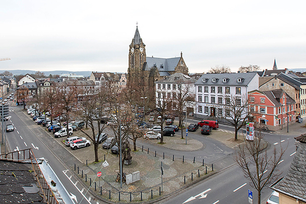 Wie wollen wir den Marktplatz knftig nutzen? Bei der Brgerbeteiligung zeichnete sich bislang eine Mehrheit fr einen Kompromiss ab: weniger Parkpltze und mehr multifunktional nutzbare Flchen. Foto: Gerhard Wingender