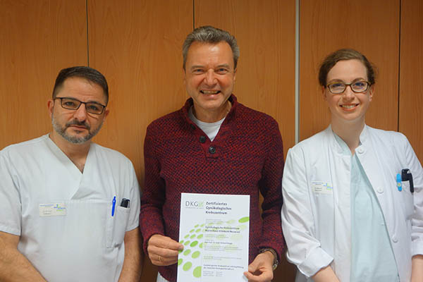 Chefarzt Prof. Dr. Richard Berger (Mitte) mit den Oberrzten Mehmet Yigit (links, Zentrumskoordinator) und Christiane Blauert (rechts, stellvertretende Zentrumskoordinatorin). Foto: Klinik