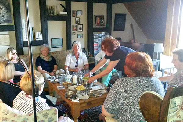 Die Frauenunion der CDU Westerwald zu Besuch bei ihrer Mitstreiterin Margret Friedrich-Festing. Foto: Alexandra Marzi