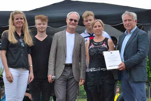 Klassenlehrerin Tanja Hnermann, die Schler Robin Rasmussen und Daniel Krumscheid, die verantwortliche Lehrerin Margit Beckmann (2.v.r.), und Schulleiter Heinz Schller (rechts). Jens Feith (Mitte) berreichte im Auftrag des Bildungsministeriums die entsprechende Urkunde. Foto: BBS Heinrich-Haus