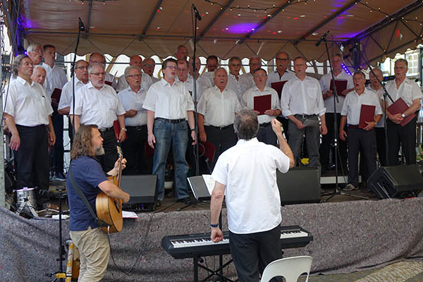 Mitreiendes Konzert des MGV Linz auf dem Buttermarkt