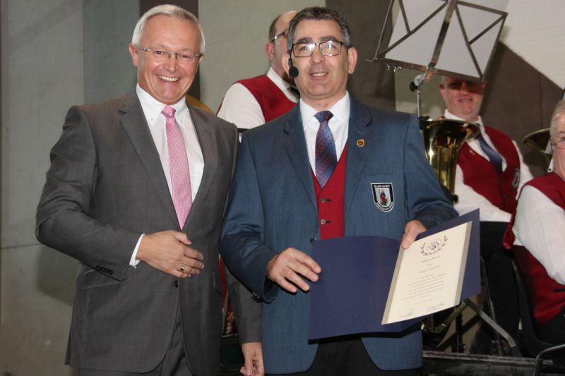 Der Prsident des Landesmusikverbandes Rheinland-Pfalz, Landrat Achim Hallerbach ehrt Frank Schneider (links) mit dem Landesehrenbrief und der Goldenen Ehrennadel. Foto: privat