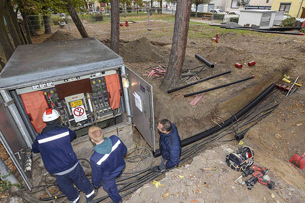 Zwischen den Bumen zu sehen, hinter dem Bauzaun, war das Spielgert, fr das bald ein Ersatz beschafft werden soll. Insgesamt wird der Platz deutlich aufgewertet. Foto: SWN