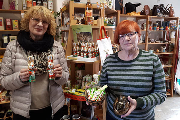 Auf "Faire Ostern" freuen sich Monika Hof und Christa Piana-George (v.l.) Anlage: Fotos (Christian Martin Schultze)